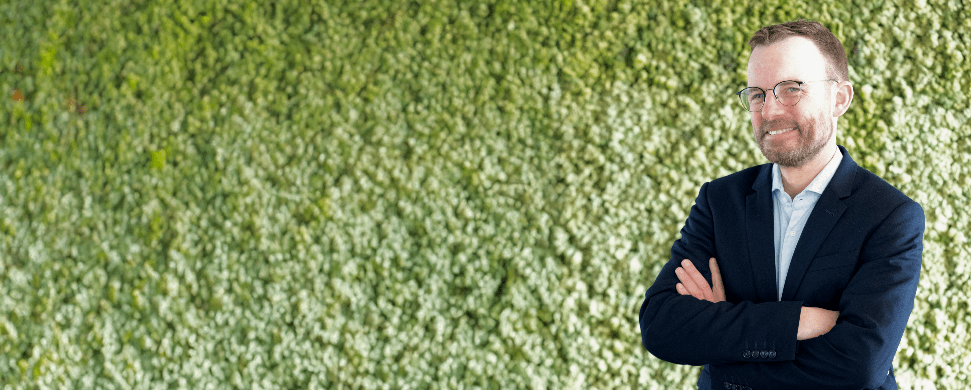 Ralf Marpert vor einer grünen Mooswand