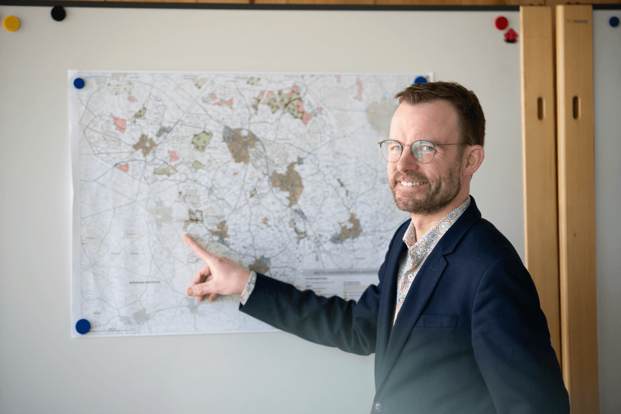 Ralf Marpert zeigt auf eine Karte von Schöppingen