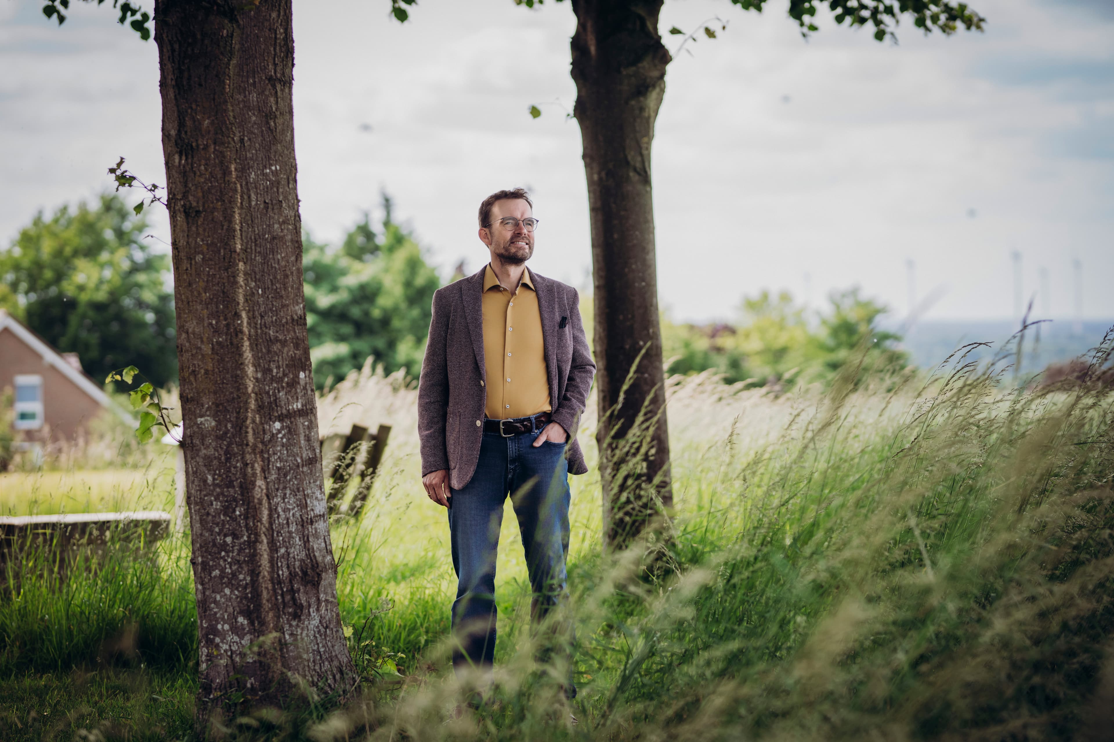 Ralf Marpert nachdenklich zwischen Bäumen und Wiese
